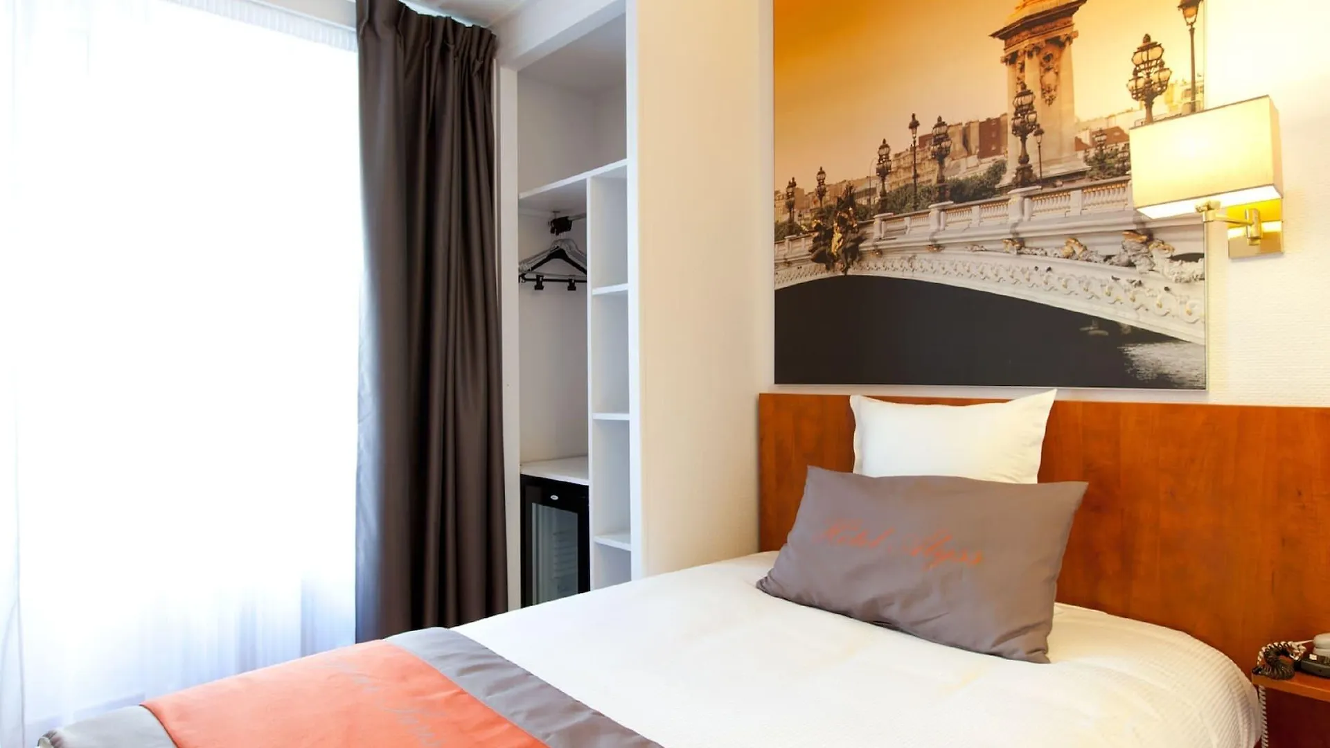 Alyss Saphir Cambronne Eiffel Hotel