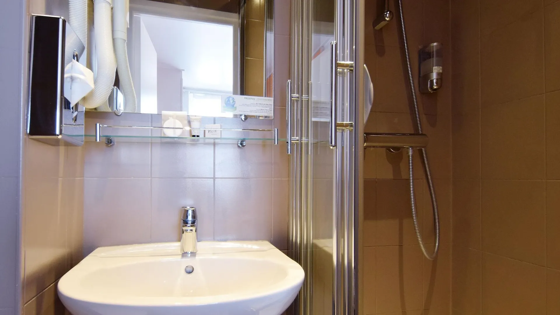 Alyss Saphir Cambronne Eiffel Hotel 3*