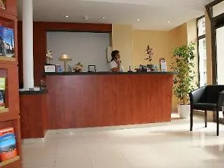 أليس سفير كامبرون إيفل باريس